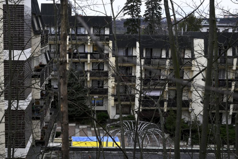 Policie stíhá sedm aktivistů za namalování ukrajinské vlajky u ruských domů