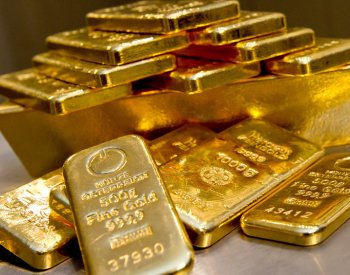 Cena zlata je na rekordu, ráno se dostala nad 2482 USD za troyskou unci