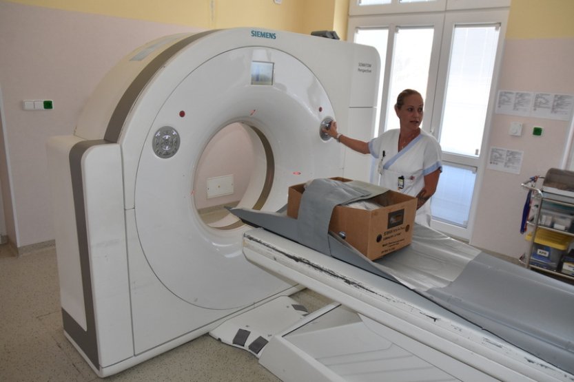 Odborníci pomocí CT přístroje nahlédli do vnitřku 3000 let staré bronzové nádoby