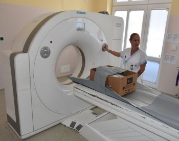 Odborníci pomocí CT přístroje nahlédli do vnitřku 3000 let staré bronzové nádoby