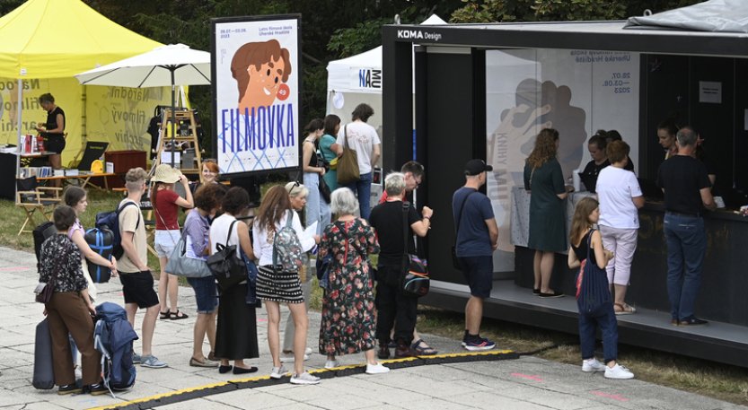 Letní filmovou školu zahájí světová premiéra filmu Šimona Holého Hello, Welcome