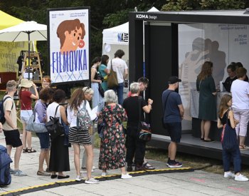 Letní filmovou školu zahájí světová premiéra filmu Šimona Holého Hello, Welcome