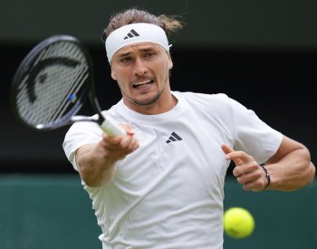 Zverev po zranění kolena z Wimbledonu zvládl na antuce 1. kolo v Hamburku
