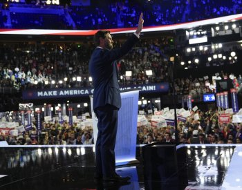 Vance republikánům slíbil klást USA na první místo a kritizoval Čínu