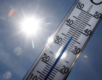 V horku nežehlit, nepéct, nevařit teplá jídla, vhodně se obléct, radí hygienici