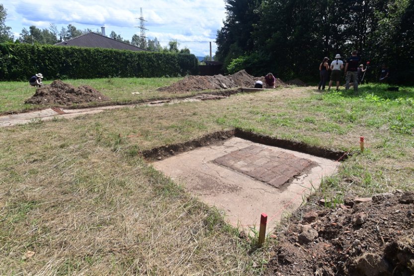 Ve Svatavě na Sokolovsku odkrývají archeologové ženský koncentrační tábor