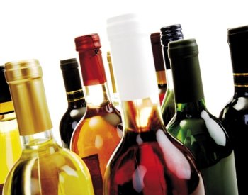 Piráti chtějí do voleb prosadit omezení reklamy na alkohol a varování na etiketě