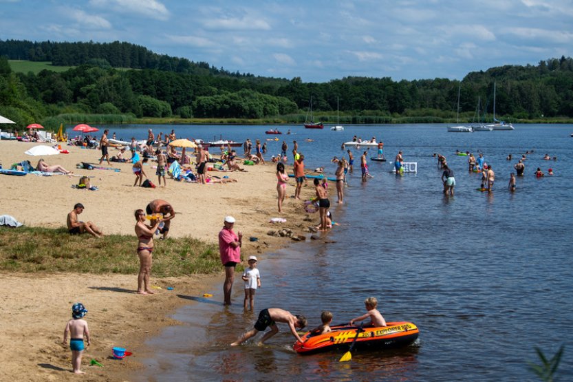 Teplé počasí neprospělo kvalitě vody v některých rybnících v Česku