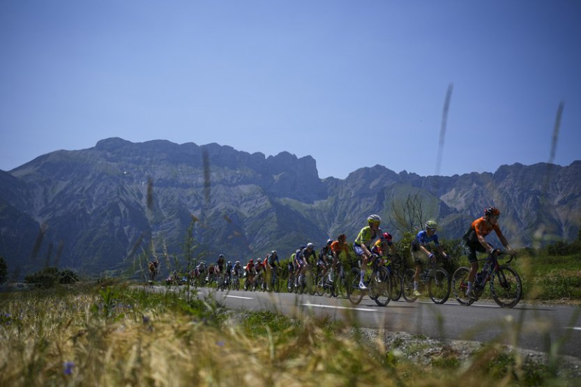 Na Tour de France se bude bojovat v alpských kopcích, vedení drží Pogačar