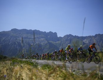 Na Tour de France se bude bojovat v alpských kopcích, vedení drží Pogačar
