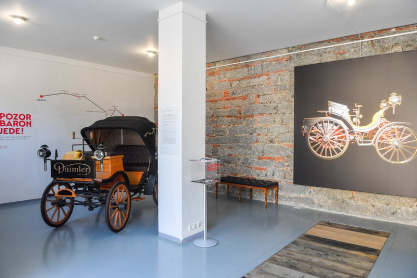 První dálkovou jízdu autem připomíná v Liberci výstava v místě, kde začala