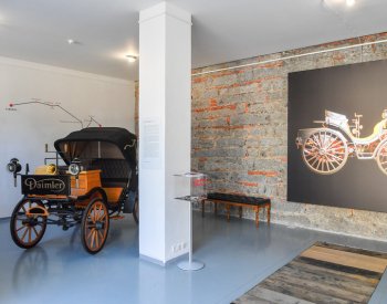 První dálkovou jízdu autem připomíná v Liberci výstava v místě, kde začala