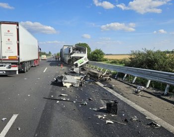Na D35 u Olomouce narazil kamion do prázdného autobusu, dálnice byla uzavřena