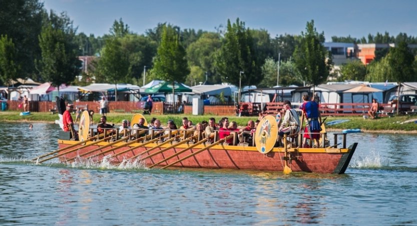 Replika římské veslice kotví na Nových Mlýnech, měři 18 metrů