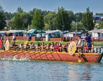 Replika římské veslice kotví na Nových Mlýnech, měři 18 metrů