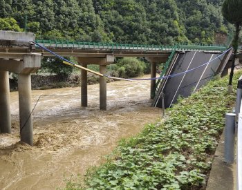 Při zřícení dálničního mostu v Číně zemřelo nejméně 11 lidí