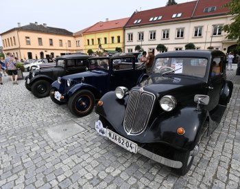 Do centra Bystřice pod Hostýnem se sjelo na 30 automobilových veteránů