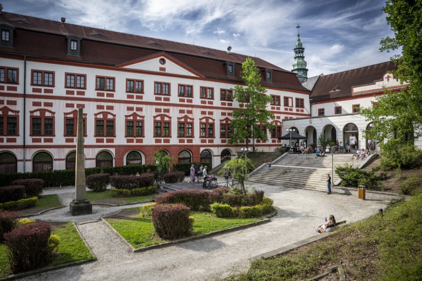 Na zámku v Liberci ukazují kancelář Rázlové či podlahu z Pražského hradu