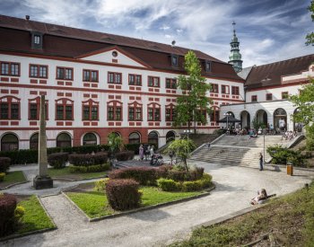 Na zámku v Liberci ukazují kancelář Rázlové či podlahu z Pražského hradu