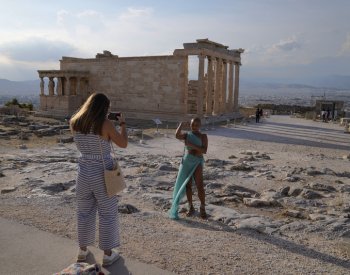 BBC News: Proč se turisté na dovolené tak často chovají špatně?