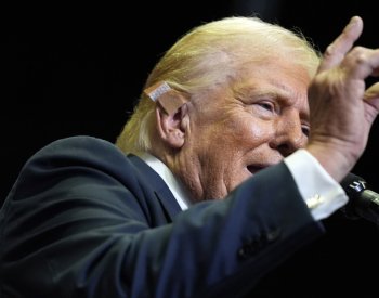 Trump se na mítinku opět posmíval demokratům i Bidenovi