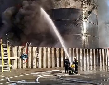 Rusko se kvůli ukrajinským náletům potýká s nedostatkem benzinu, píše server