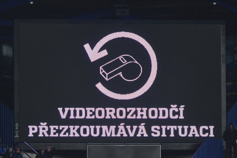 Hned první zápasy ukázaly, že posuzování ofsajdů s kalibrovanou čárou potrvá
