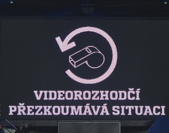 Hned první zápasy ukázaly, že posuzování ofsajdů s kalibrovanou čárou potrvá