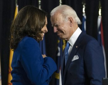 Politologové označují Bidenovo odstoupení za bezprecedentní historický okamžik