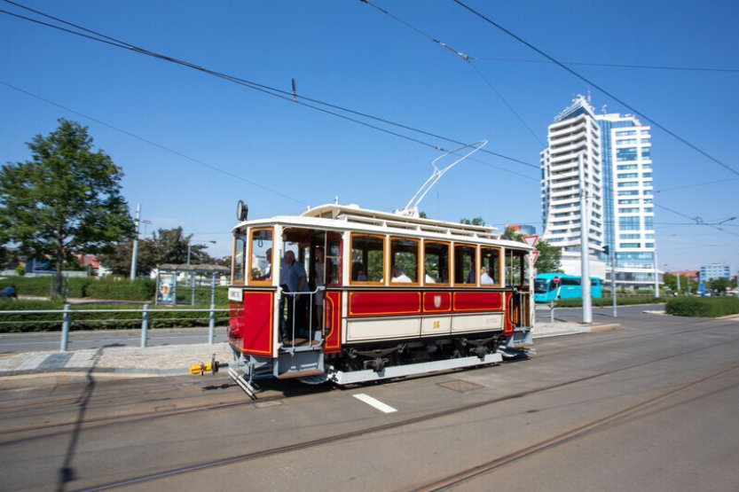 Do ulic Olomouce poprvé vyjela opravená historická tramvaj z roku 1914