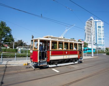 Do ulic Olomouce poprvé vyjela opravená historická tramvaj z roku 1914