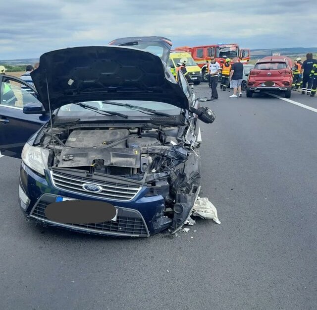 Po nehodě tří aut na Lounsku se zranilo šest lidí, dva z nich vážně