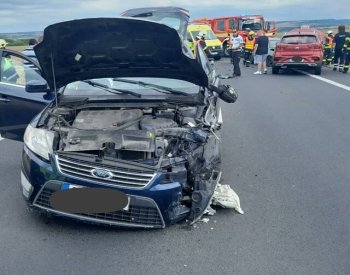 Po nehodě tří aut na Lounsku se zranilo šest lidí, dva z nich vážně