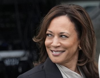 Demokratičtí guvernéři i Pelosiová podpořili v boji o Bílý dům Harrisovou