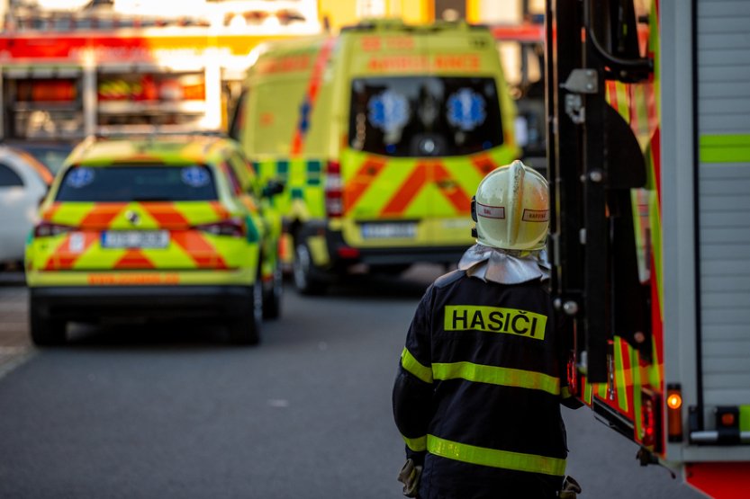 Při požáru bytového domu v Jičíně zemřel člověk, dva lidé mají vážná zranění