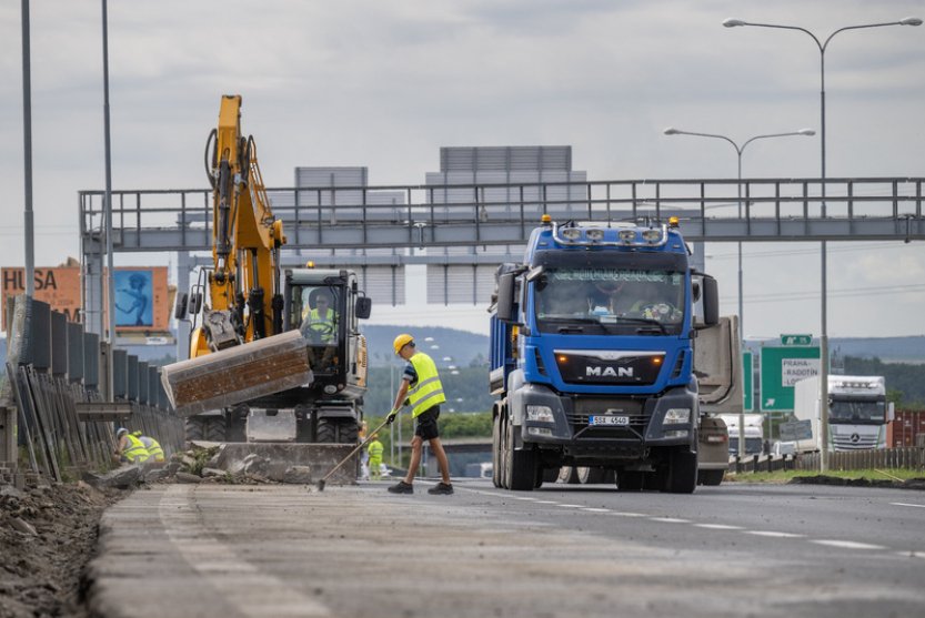 Na opravovanou část Pražského okruhu najeli dělníci s těžkou technikou