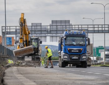 Na opravovanou část Pražského okruhu najeli dělníci s těžkou technikou