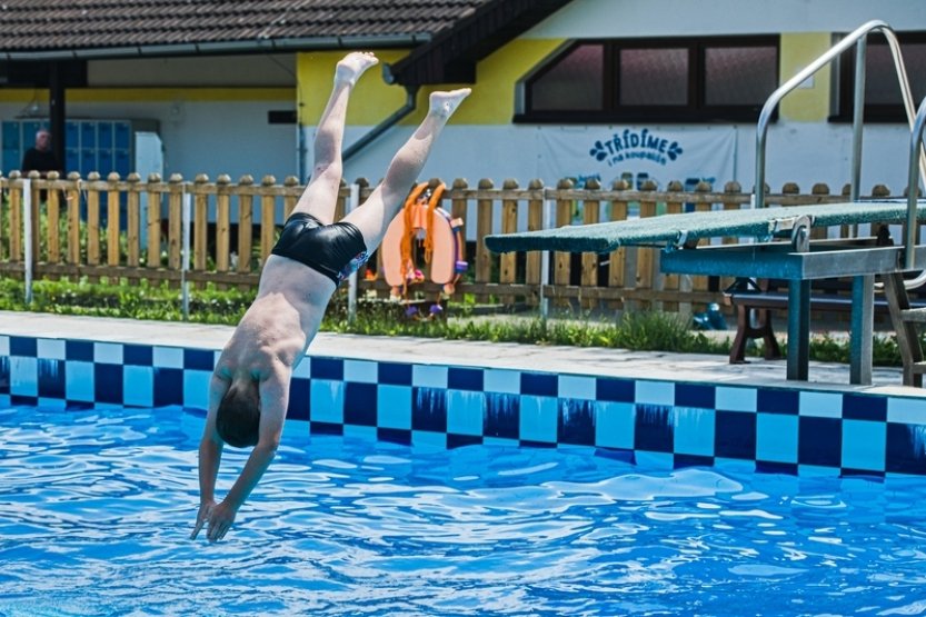 Česko čekají o víkendu tropické teploty, v neděli přijdou bouřky