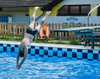 Česko čekají o víkendu tropické teploty, v neděli přijdou bouřky