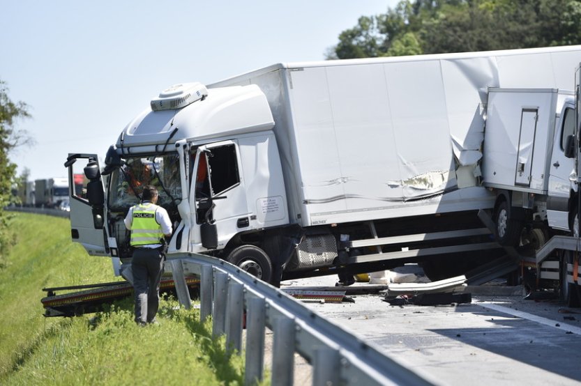 D5 u Plzně se kvůli hromadné nehodě kamionů uzavřela na 11 hodin