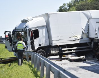 D5 u Plzně se kvůli hromadné nehodě kamionů uzavřela na 11 hodin