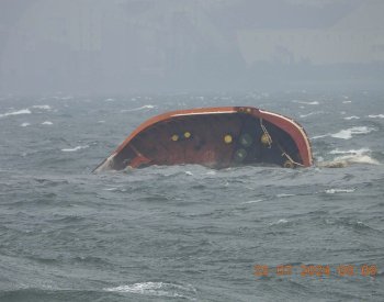 Kvůli rozbouřenému moři se u Filipín potopil ropný tanker, hrozí únik