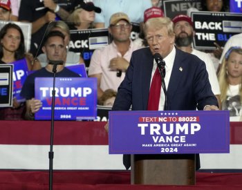 Trump slovně zaútočil na Harrisovou kvůli migraci