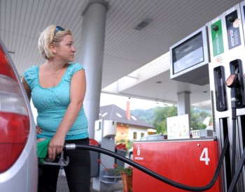 Ceny paliv v ČR dále klesají, podle analytiků bude zlevňování pokračovat