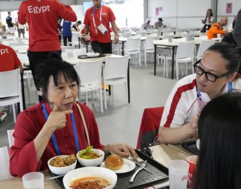 Jídelna v olympijské vesnici musela zvětšit porce, sportovci si stěžovali