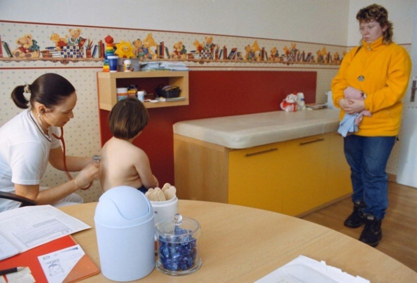 Příspěvek na zdravotní pojištění státních pojištěnců má růst na 2127 Kč měsíčně