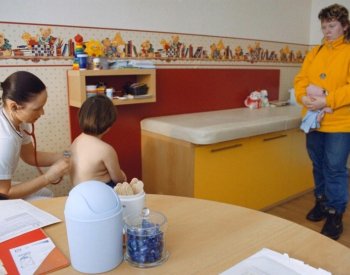 Příspěvek na zdravotní pojištění státních pojištěnců má růst na 2127 Kč měsíčně