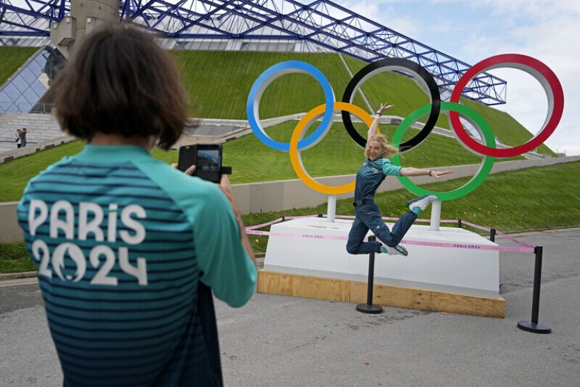 V Paříži dnes začnou olympijské hry, sportovci připlují po Seině