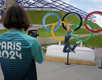 V Paříži dnes začnou olympijské hry, sportovci připlují po Seině