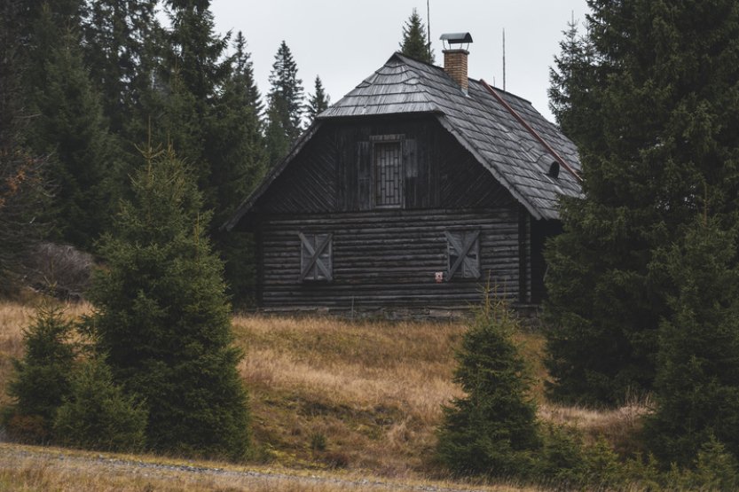 Roklanská chata v nepřístupné části NP Šumava se nebude bourat
